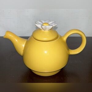 Yellow teapot with daisy lid. 4.75”